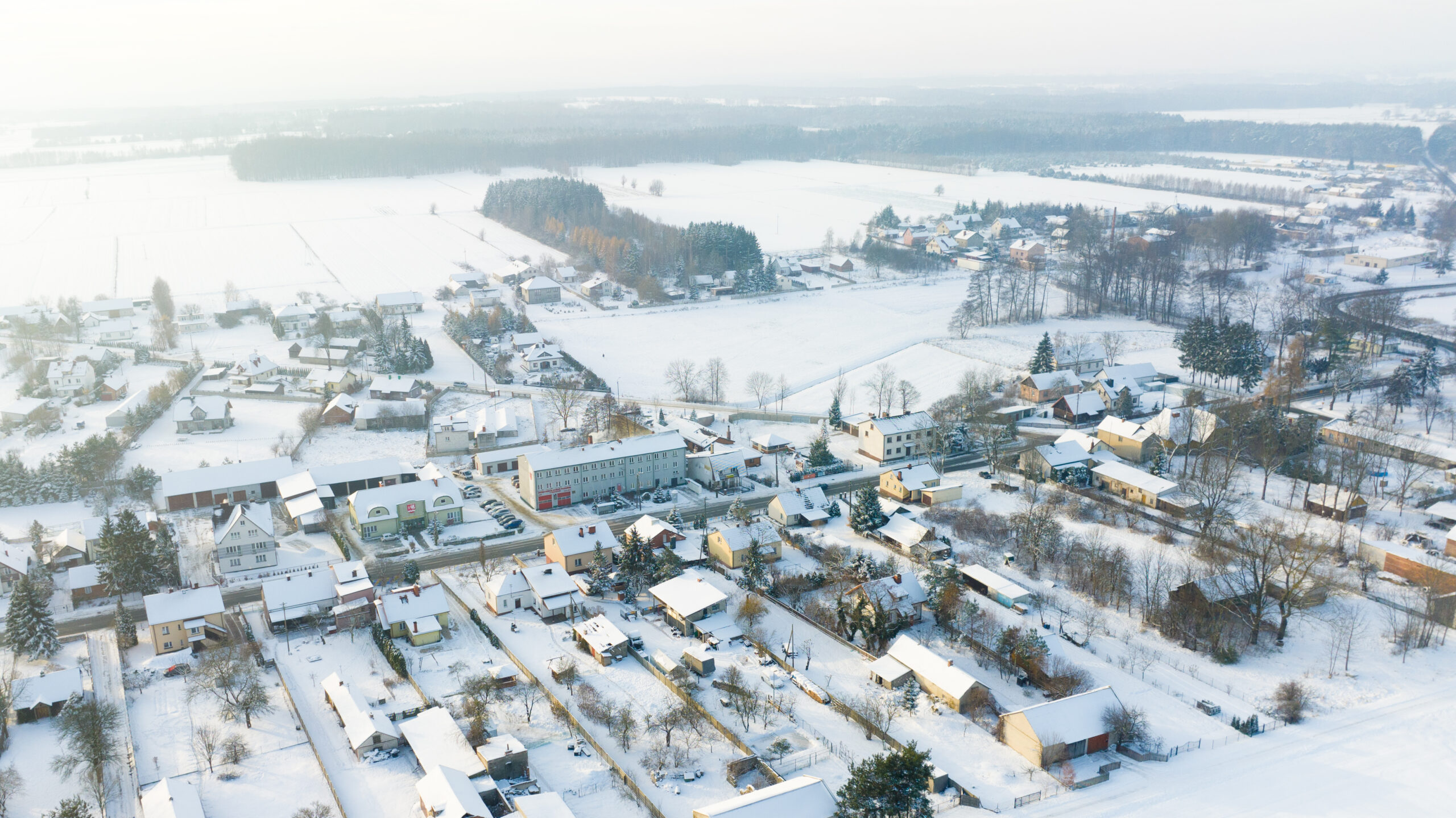 Widok na miejscowość Wodynie w zimowej aurze z lotu ptaka. 